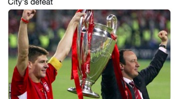 Potret Rafa saat mempersembahkan trofi liga Champion untuk Liverpool. Foto: istimewa