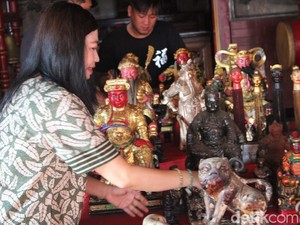 Jelang Imlek, Patung Dewa Usia 400 Tahun di Jombang Dimandikan