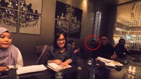 Di akhir tahun 2017 lalu, Deddy Corbuzier sempat mengunggah vlog berisi ia tengah makan bersama kru dari acara televisi yang dibintanginya. Dalam vlog tersebut, terdapat penampakkan hantu anak kecil muka rata yang sempat menghebohkan dunia maya. Foto: Istimewa