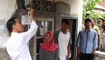 Momen Jokowi Beri Sambungan Listrik Gratis di Muara Gembong