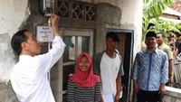 Presiden Joko Widodo (Jokowi) melakukan penyambungan listrik gratis ke rumah-rumah warga di Muara Gembong, Bekasi, Rabu (30/1/2019). Dok. PLN.