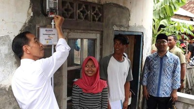 Momen Jokowi Beri Sambungan Listrik Gratis di Muara Gembong
