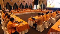Rapat itu membahas mengenai beragam pemantapan pemenangan Pileg dan Pilpres 2019 yang mana Hanura mendukung Pasangan nomor urut 01 Joko Widodo (Jokowi)-Maruf Amin.  