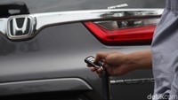 Pintu bagasi Honda CR-V masih harus disentuh secara manual, belum kick activated (terbuka otomatis dengan cara mengayunkan kaki ke sensor). Foto: Lamhot Aritonang