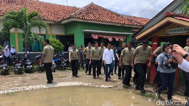 Selain bangunan sekolah, beberapa titik di sekolah tersebut banjir setelah hujan turun