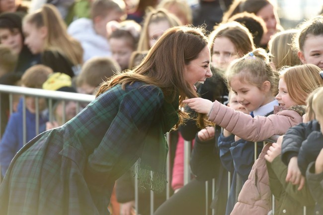 Warga lokal sangat antusias menyambut Pangeran William dan Kate Middleton. Tanpa terkecuali seorang gadis kecil yang begitu terpesona oleh kecantikan Kate. Foto: Getty Images