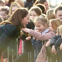 Warga lokal sangat antusias menyambut Pangeran William dan Kate Middleton. Tanpa terkecuali seorang gadis kecil yang begitu terpesona oleh kecantikan Kate. Foto: Getty Images