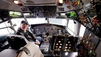 Tak lama, 727 menjadi desain jet komersial pertama yang menjual lebih dari seribu pesawat dan mencapai jumlah 1.832, menurut Boeing. Tampak kokpitnya (CNN Travel)