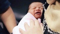 Pada akhir pekan lalu, Nina melahirkan bayi perempuan yang diberinama Khanza Inara Chandra.  Ismail/detikFoto