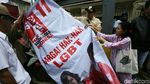 Detik-detik Spanduk Hargai Hak LGBT Berlogo PSI Diturunkan