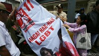 Spanduk bertulisan Hargai Hak-hak LGBT diturunkan.