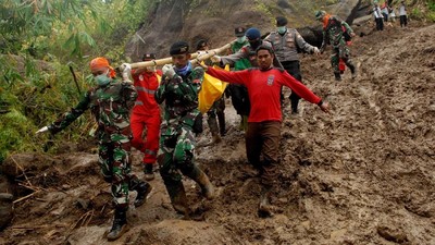 Tim SAR Terus Cari Korban Banjir dan Tanah Longsor di Sulsel