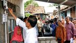 Momen Jokowi Beri Sambungan Listrik Gratis di Muara Gembong