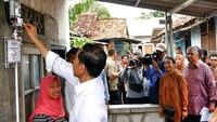Dalam kegiatan itu, Jokowi nampak didampingi Menteri BUMN, Rini Soemarno, Direktur Utama PLN,  Sofyan Basir, dan Gubernur Jawa Barat, Ridwan Kamil. Dok. PLN.