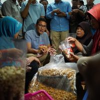 Mampir Kota Pati, Sandiaga Uno Jajan Sego Gandul