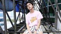 Ari tampil kasual dengan celana pendek dan kaus.