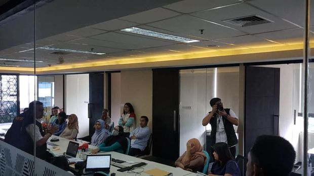 Sejumlah staf di kantor PSSI tampak duduk-duduk.