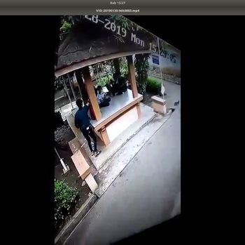 Pelaku terekam kamera CCTV.