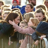 Perempuan yang baru merayakan ulang tahun ke-37 pada 9 Januari lalu itu terlihat tertawa saat sang gadis mengelus rambutnya. Foto: Getty Images