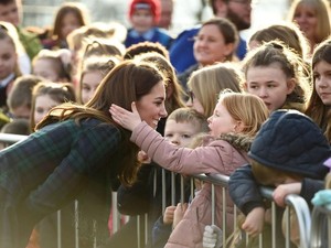 Reaksi Manis Kate Middleton Saat Seorang Anak Sentuh Rambutnya