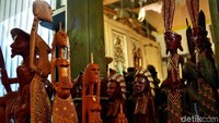 Kampung Bojong Ereun di Desa Cibeusi, Kecamatan Jatinangor, Kabupaten Sumedang, Jawa Barat, dikenal sebagai salah satu sentra pembuatan kerajinan tangan patung ukir dari kayu mahoni, Rabu (30/1/2019).