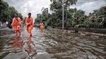 Banjir Rendam Jalanan Kawasan Kelapa Gading