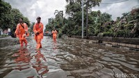 Menurut Suroto, selain Jalan Bukit Gading Raya, ada sejumlah kawasan lain yang rawan banjir, diantaranya Jalan Boulevard Barat, Jalan Kelapa Hybrida, dan Jalan Pegangsaan Dua.