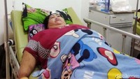 Sunarti (39), penderita obesitas ekstrem, sudah dua tahun tak bisa berdiri dan berjalan. Selama ini Sunarti menghabiskan waktu di tempat tidur. Untuk sekadar beranjak dari kasur, ia menyeret badannya karena tidak bisa berjalan.