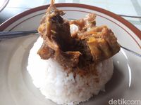 Empuk Berempah Gecok Kambing dari Tepian Kali Tuntang