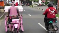 Yadi Setiadi memodifikasi becaknya agar tampil beda dengan becak motor lainnya.