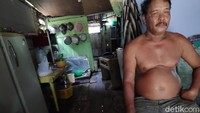 Hari Sabtu saya dengar ada bos (Sandi) dari Jakarta. Saat itu saya menyapu di bawah tempat tidur dan meja. Di bawah meja saya baring ke depan menyapu. Jadi ini badanku depan penuh lumpur belakang tidak, kata dia. (Muhammad Taufiqqurahman/detikcom)