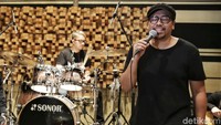 Namun ia merasa ada yang kurang yakni sosok alm Dika yang mengisi posisi bass. Pool/Ismail/detikFoto.