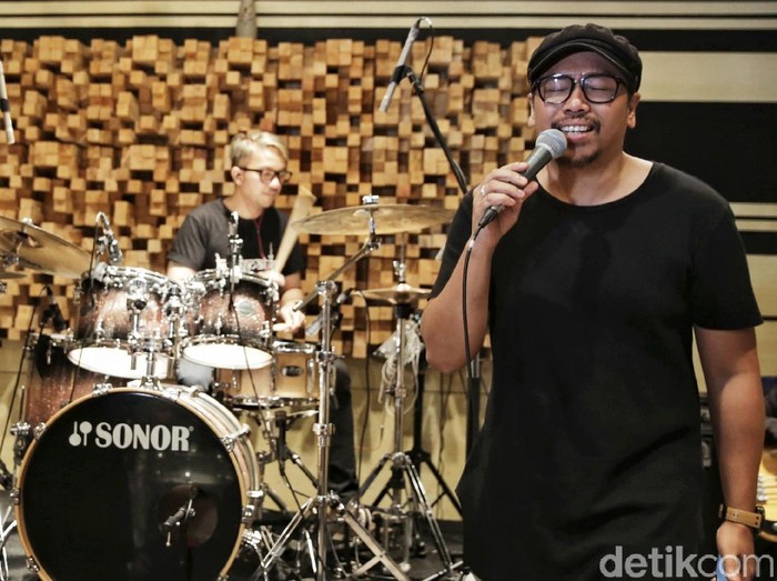 Sammy SImorangkir latihan bareng Kerispatih di kawasan Kuningan.