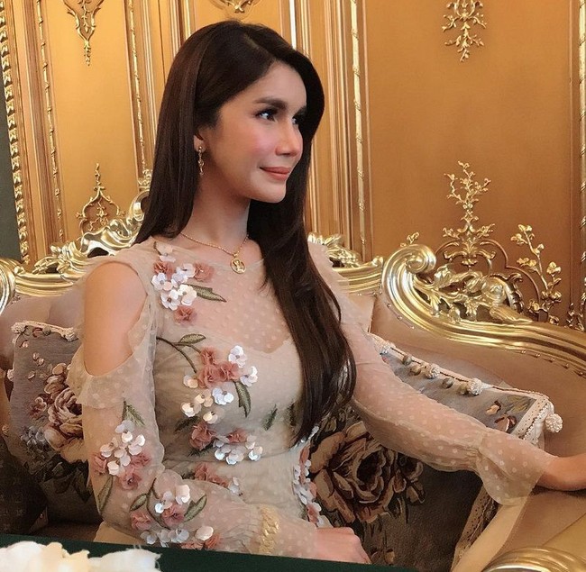 Namun kabar dirinya transgender atau pernah menjadi pria itu dibantah Sajat. Tidak, tidak benar. Namaku bukan Muhhamad Sajjad. Nama lengkapku Sajat Kamaruzzaman. Namaku di kartu identitasku adalah S-A-J-A-T Kamaruzaman. Tidak ada kata Muhammad, ujar wanita yang pernah memenangkan kontes kecantikan di Malaysia itu. Foto: Instagram, Facebook