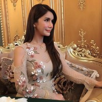 Namun kabar dirinya transgender atau pernah menjadi pria itu dibantah Sajat. Tidak, tidak benar. Namaku bukan Muhhamad Sajjad. Nama lengkapku Sajat Kamaruzzaman. Namaku di kartu identitasku adalah S-A-J-A-T Kamaruzaman. Tidak ada kata Muhammad, ujar wanita yang pernah memenangkan kontes kecantikan di Malaysia itu. Foto: Instagram, Facebook