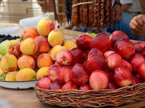 9 Buah Selain Jeruk yang Membawa Hoki Saat Imlek