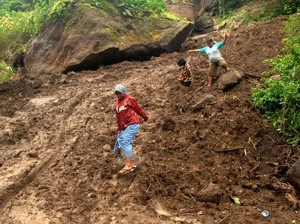 Video: Keluarga dengan 9 Anak Selamat dari Banjir Bandang Sulsel