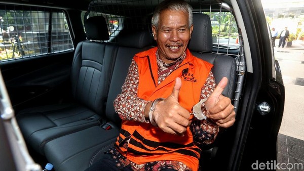 Masa Tahanan Diperpanjang KPK, Hobby Siregar Beri Senyum dan Jempol