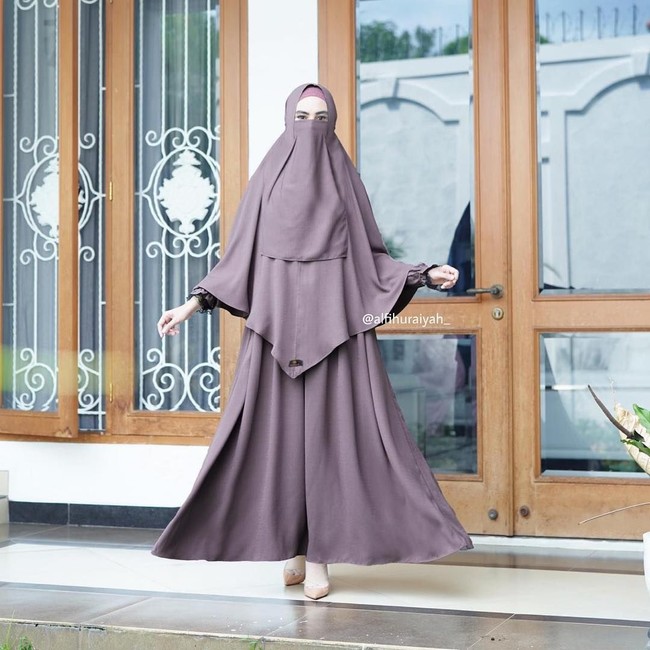 Berhijrah tahun 2018, Kartika Putri tak setengah-setengah dan langsung memakai hijab panjang. Ia pun dipersunting Habib Usman. Kartika Putri juga pernah terlihat tampil bercadar. Foto: Instagram
