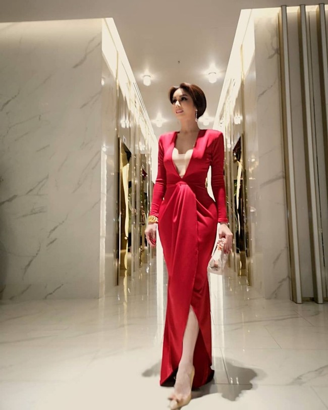 Dalam video berdurasi satu menit tujuh detik itu terlihat asisten pribadi Nur Sajat menggandeng secara paksa tangan seorang SPG berseragam biru di mal Suria KLCC. Di membawa keluar SPG tersebut dari toko tempatnya bekerja. Sambil marah-marah, asisten Nur Sajat kemudian menampar SPG tersebut beberapakali. Foto: Instagram, Facebook