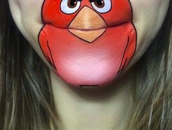 Unik dan Kreatif, Melukis Animasi di Bibir