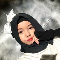 Gaya hijabnya yang khas adalah hijab tumpuk di kepala dengan pemakaian aksesori seperti bros pita hingga bando. Ia berbagi tutorial hijabnya di Youtube pribadinya. Foto: Dok. Youtube Fatimah Halilintar