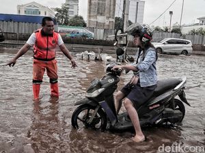 Aksi Sigap Pasukan Oranye Bantu Pengendara Terobos Banjir