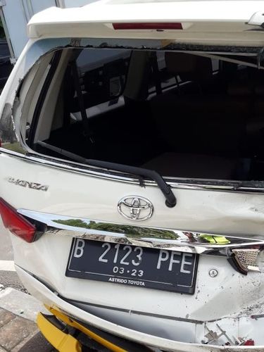 Mobil yang ditabrak ringsek di bagian belakang