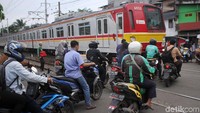Perlintasaan KA yang menghubungkan antara jalan Jembatan Besi Raya dengan Jalan Krendang Barat ini selalu ramai.