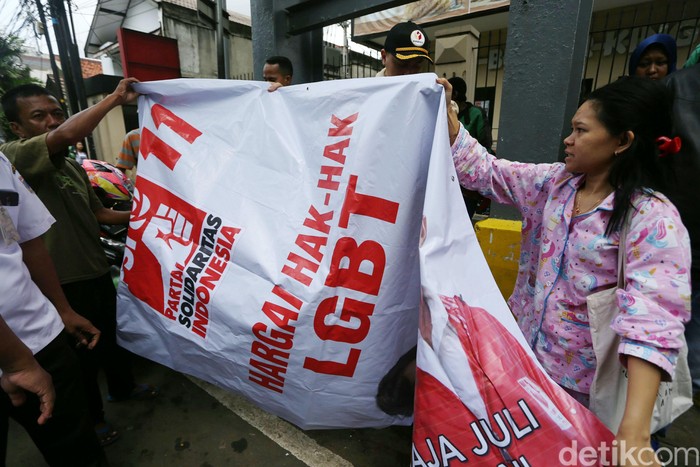 Detik Detik Spanduk Hargai Hak Lgbt Berlogo Psi Diturunkan 9658