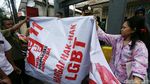 Detik-detik Spanduk Hargai Hak LGBT Berlogo PSI Diturunkan