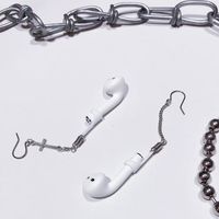 Anting untuk AirPods kreasi Gabrielle.