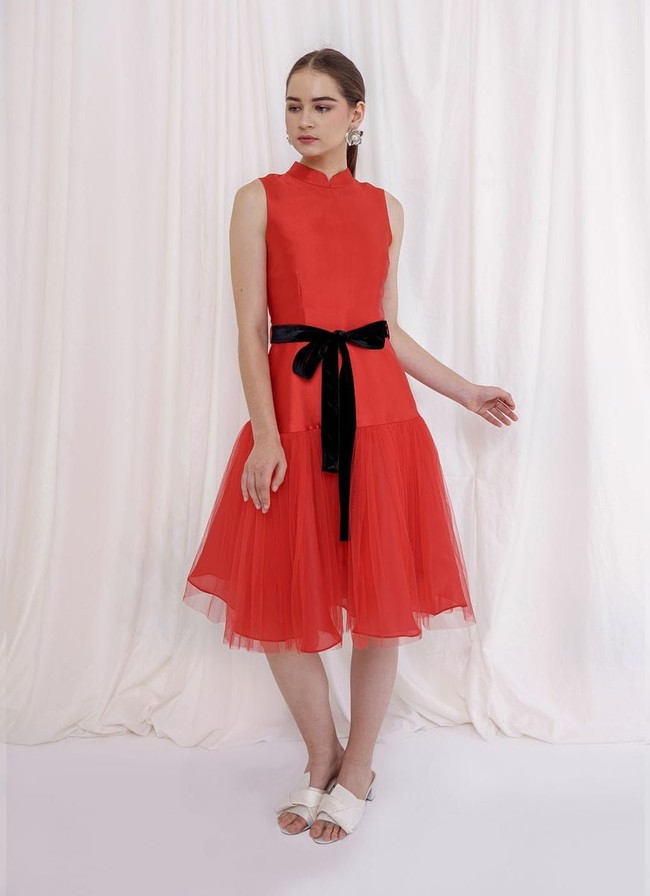 M By Mischa banyak menawarkan pilihan dress berpotongan leher cheongsam. Salah satu pilihan menariknya adalah Kunming Dress seharga Rp 899 ribuan berikut. Hadir dengan aksen pita dan material tulle membuatnya terlihat romantis. Foto: Bobobobo