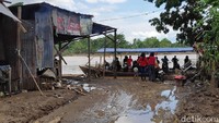 Rumah Ilyas berjarak 10 meter dari pinggir Sungai Jeneberang, Kabupaten Gowa, yang sempat meluap sepekan lalu. (Muhammad Taufiqqurahman/detikcom)
